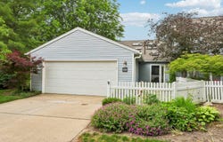 838 Lynnhaven Ln, Akron, OH 44313