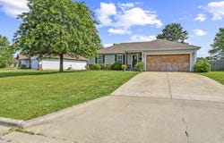 802 S Sunmeadow Drive, Strafford, MO 65757