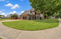 434 BOWLING BROOK Dr, Collierville, TN 38017