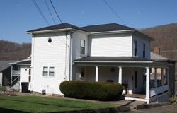 210 6th Ave, Hinton, WV 25951