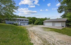 6053 28th Avenue Dr, Vinton, IA 52349