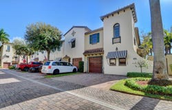 810 Via Villagio, Hypoluxo, FL 33462