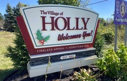 455 Riverside Drive, Holly, MI 48442