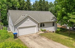 1820 W Oakleaf Drive, McHenry, IL 60051