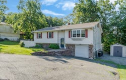 1 Eugene Pl, Hopatcong Boro, NJ 07843-1605