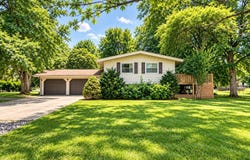 101 Nansarah Dr, Jacksonville, IL 62650
