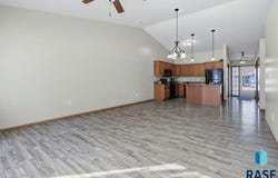 1010 N Crape Pl, Sioux Falls, SD 57107