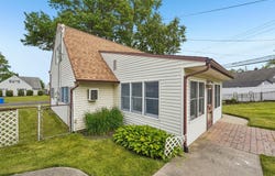 9 RUSTLEAF LANE, LEVITTOWN, PA 19055