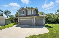 1016 SE Forest Ridge Court, Blue Springs, MO 64014