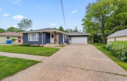 905 F Avenue, Grundy Center, IA 50638