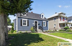 16 Oakwood Place, North Brunswick, NJ 08902
