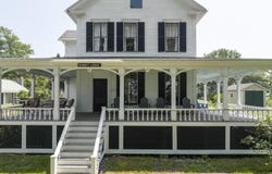 9 Grove Street, Boothbay, ME 04544
