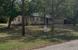 706 W Live Oak St, Lockhart, TX 78644