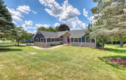 W281n1811 Golf View Dr, Pewaukee, WI 53072