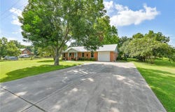 2401 Country Meadows Ln., Brenham, TX 77833