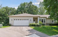 913 Carriage Lane, Chaska, MN 55318