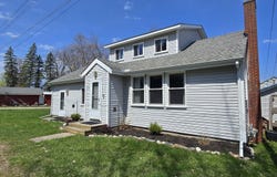 204 Broadway Road, Houghton Lake, MI 48629