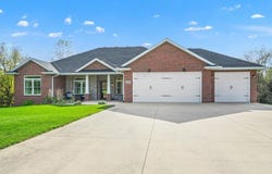 2040 Cedar Hill Ave. SE, Dyersville, IA 52040