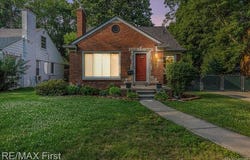 1070 Hampton Road, Grosse Pointe Woods, MI 48236