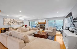 1 John Bean Court, Port Washington, NY 11050