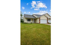 104 Country View Dr, Mechanicsville, IA 52306