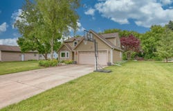 W227n2527 Meadowood Ln, Waukesha, WI 53186