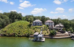521 Wilson Lake Dr, Muscle Shoals, AL 35661
