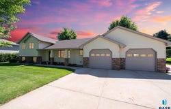 26680 Dayspring Cir, Hartford, SD 57033