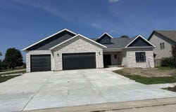 121 RAMBLEWOOD Drive, Chatham, IL 62629