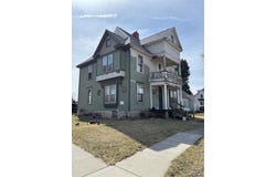 212 E 9th St, Vinton, IA 52349