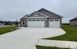 2001 Bogey Court, Auburn, IN 46706-8800