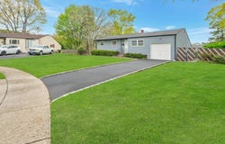 7 Glenn Court, Brentwood, NY 11717