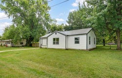12 E Hawthorne Street, Aurora, MO 65605