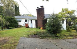 916 Lincoln Lake Avenue SE, Lowell, MI 49331