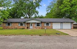 202 Mockingbird Cir, Mount Vernon, TX 75457