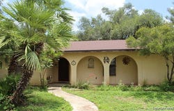 116 E Bluebonnet Dr, Uvalde, TX 78801