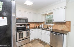 121 Plum Tree Road, Brandon, MS 39047