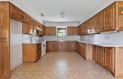 713 E Peel Street, Pilot Point, TX 76258