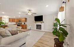 7621 Honey Oaks Rd, Corryton, TN 37721