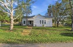 211 E 4th St, Nixon, TX 78140