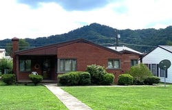 8 Sunset Blvd, Williamson, WV 25661