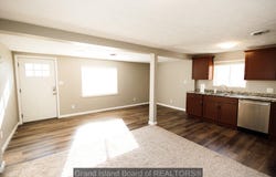 1324 N Broadwell Avenue, Grand Island, NE 68803
