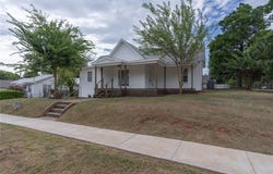 1027 W Idaho Avenue, Chickasha, OK 73018
