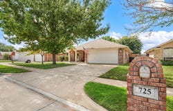 725 Big Willow Drive, Saginaw, TX 76179