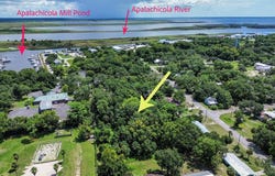254 8th St, Apalachicola, FL 32320