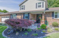 25 Sunset Tr, Perinton, NY 14450