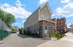 15 Taylor St, Newark City, NJ 07104-2617