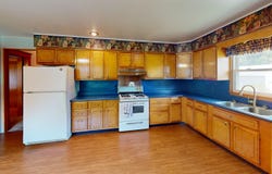 310 S Lubeck St., Holstein, IA 51025