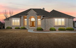 N37w22910 Wyndemere Dr, Pewaukee, WI 53072