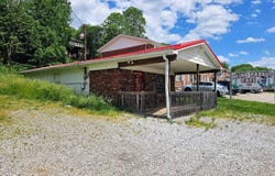 610 C Cross Lanes Dr, Nitro, WV 25143
